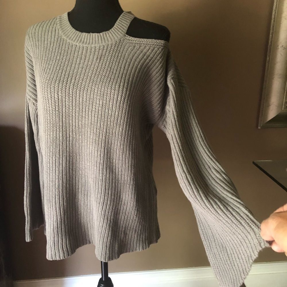 Design Lab Sweater w/ one cold shoulder - Picture 4 of 4